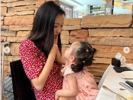 板野友美、1歳娘とのシンガポール海外出張ショット！ 「もう横顔がともちん」「成長がはやすぎる」