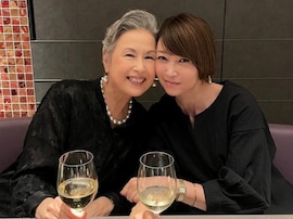 辺見えみり、美しすぎる72歳の母と親子ツーショット！ 「美しい親子」「子どもになりたい」の声