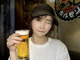 「は？かわいい」指原莉乃、ビール片手のウインクショットに「安定の半袖とビール」「さすがに可愛すぎます」の声