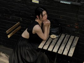三吉彩花、胸元＆背中あらわな大胆ドレス姿を公開！ 座りながら圧巻スタイル披露し韓国での撮影を示唆