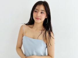 新木優子、胸元ちら見えな『ar』オフショットを公開！ 大胆な肌見せに「全部好きです」「本当に綺麗」