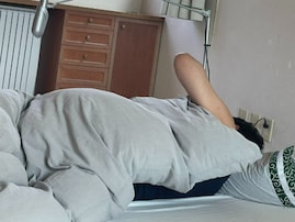赤井英和の妻・佳子さん、「赤井が仕事で失敗した」夫の寝込む姿を公開！ 「私がこれから謝罪に行く」と報告