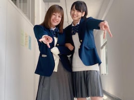 山崎紘菜、筧美和子と制服姿で“ギャルピース”を披露！ ファンからは「女子高生やんっ」「現役だ」の声