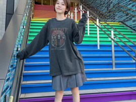 川口葵、地元で撮影した美脚ショットに「めちゃ足細いやん」の声！ 「葵ちゃんのおかげで階段が映えてる」