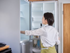 「冷蔵庫」はどれくらいの頻度で掃除すべき？ 低温下でも菌が繫殖するって本当？【家電のプロが解説】