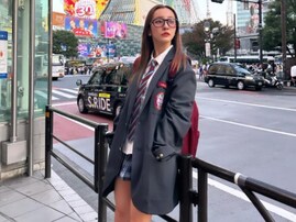 「ママに見えない」板野友美、超ミニスカの制服姿で圧巻美脚披露！「まだまだ高校生いける」