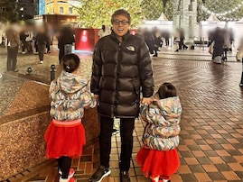 田村淳、娘2人とのクリスマスショットに「素敵なパパ」と反響！ 「娘たちへ」とメッセージで心境告白