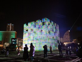 色や光で街全体が躍動！ 横浜ベイエリアが一斉に輝くイルミネーションショー「ヨルノヨ」始まる
