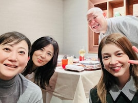 「平和そのもの」友近、井森美幸＆平愛梨ら豪華メンバーと食事会ショット！ 「交友関係の広さ、スゴイ」