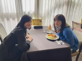 「撮影中も2人で仲良くお喋り」永野芽郁＆松本若菜、“反則級”なオフショット公開！ 「かわいすぎる」