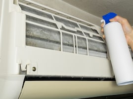 エアコン掃除に「市販の洗浄スプレー」を使ってはいけないってホントですか？ 【家電のプロが解説】