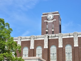 西日本出身者が選ぶ「学校の先生に望む出身大学」ランキング！ 2位「京都大学」、1位は？