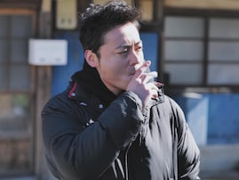 山田孝之、喫煙中の“休憩”ショット公開にファン歓喜！ 「イケオジすぎます」「孝之くんと吸いたいわ」