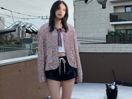 「透明感がやばい」出口夏希、美脚あらわな超ミニ丈＆へそ出しコーデ披露！ 「スタイルよすぎ」