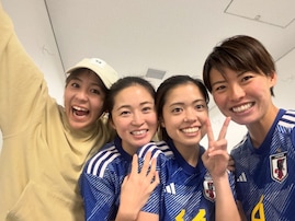 元なでしこ岩渕真奈、パリ五輪決定のサッカー日本女子代表を祝福！ 熊谷紗希らとの集合ショット