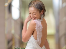 「入籍ですか？」西山茉希、美背中際立つウエディングドレス姿に「さすが元CanCamモデル」の声！