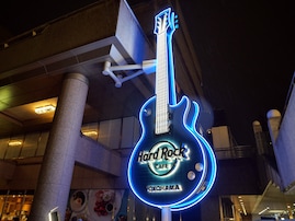 「ハードロックカフェ 横浜」リニューアル！ みなとみらいの象徴・ギターネオン看板はブルーにチェンジ