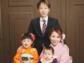 浜田ブリトニー、夫のお笑い芸人と1年以上前に離婚。家族4ショットで「子どもたちの親であることは変わりない」