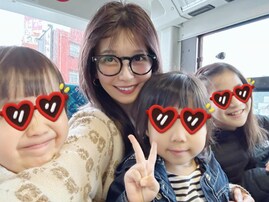 宇野実彩子、“姪っ子3姉妹”との自撮りショットを公開！ 「宇野ちゃんがバスに乗ってたの…？」