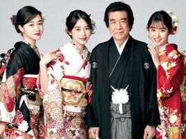 「世界最高の三姉妹」藤岡弘、の次女・天翔天音、美人3姉妹＆父との晴れ着ショットに反響！