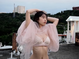 「むちゃクビレある！」菊地姫奈、透け透け衣装からランジェリーあらわに！ 「痩せすぎには気をつけて」