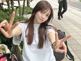 アイドル・黒嵜菜々子、太もも全開！ 超ミニから圧巻の美脚を披露「夏も一緒に過ごそうね！！」