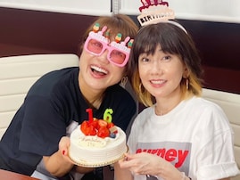 松本伊代、“16歳”バースデー祝福ショット！ 「まだまだ若いなぁ〜」「永遠の16歳万歳　おめでとう」