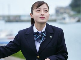 橋本環奈、制服ショットに「まだ、高校生役いけんな！」「全然違和感感じない」など絶賛の声殺到！