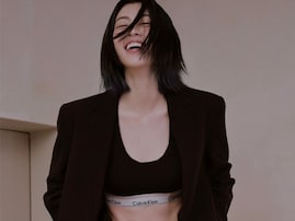 三吉彩花、鍛えられたバキバキの腹筋を披露！ カルバン・クラインにジャケット姿で圧巻スタイル披露