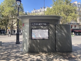 なぜパリ五輪会場のトイレには「便座」がなかったのか。日本と異なる、フランスの「衝撃トイレ事情」