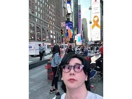 「遂に世界へ」Mrs. GREEN APPLE・大森、ニューヨークでのショットを公開！ 「大きな画面にミセスが」