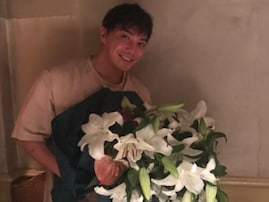 「奇跡の42歳」元俳優・成宮寛貴、笑顔で誕生日を報告するショットに「見てて幸せになれます」の声！