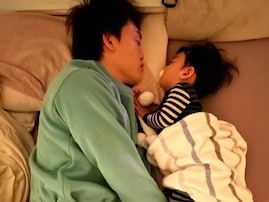 おばたのお兄さん、息子との寝顔ショット！ 「赤ちゃんの可愛さよりも親父のダサさが勝っている写真」