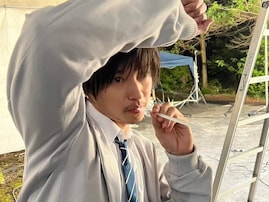 「目くりくり」山崎賢人、マネージャー撮影の映画オフショットに反響！ 「めちゃめちゃ可愛い」
