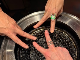 「神メンツ」佐久間大介、豪華メンバーで“焼肉食べた”プライベートショット披露！ 「最高の時間」