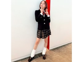「本当に43なの？」鈴木亜美、制服姿の美脚ショットに大反響！ 「まだ、現役いける」「トキメキました」
