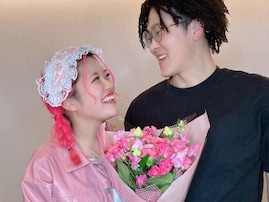 「最強カップルだよ」人気インフルエンサー、“生まれて10000日記念日”に彼氏とのツーショット公開！