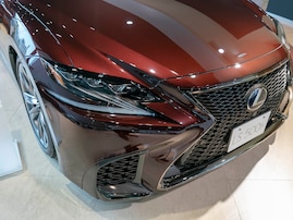 50代以上の女性が「パートナーに乗ってほしい車」ランキング！ レクサス「LS」を抑えた1位は？