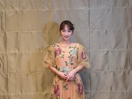 「2児のママには見えません」川栄李奈、華やかなドレスショットを披露！ 「可愛過ぎる」