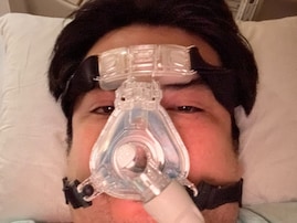 「見た目が心配になる…」空気階段・鈴木もぐら、入院中ショットに励ましの声。人工股関節の手術を報告
