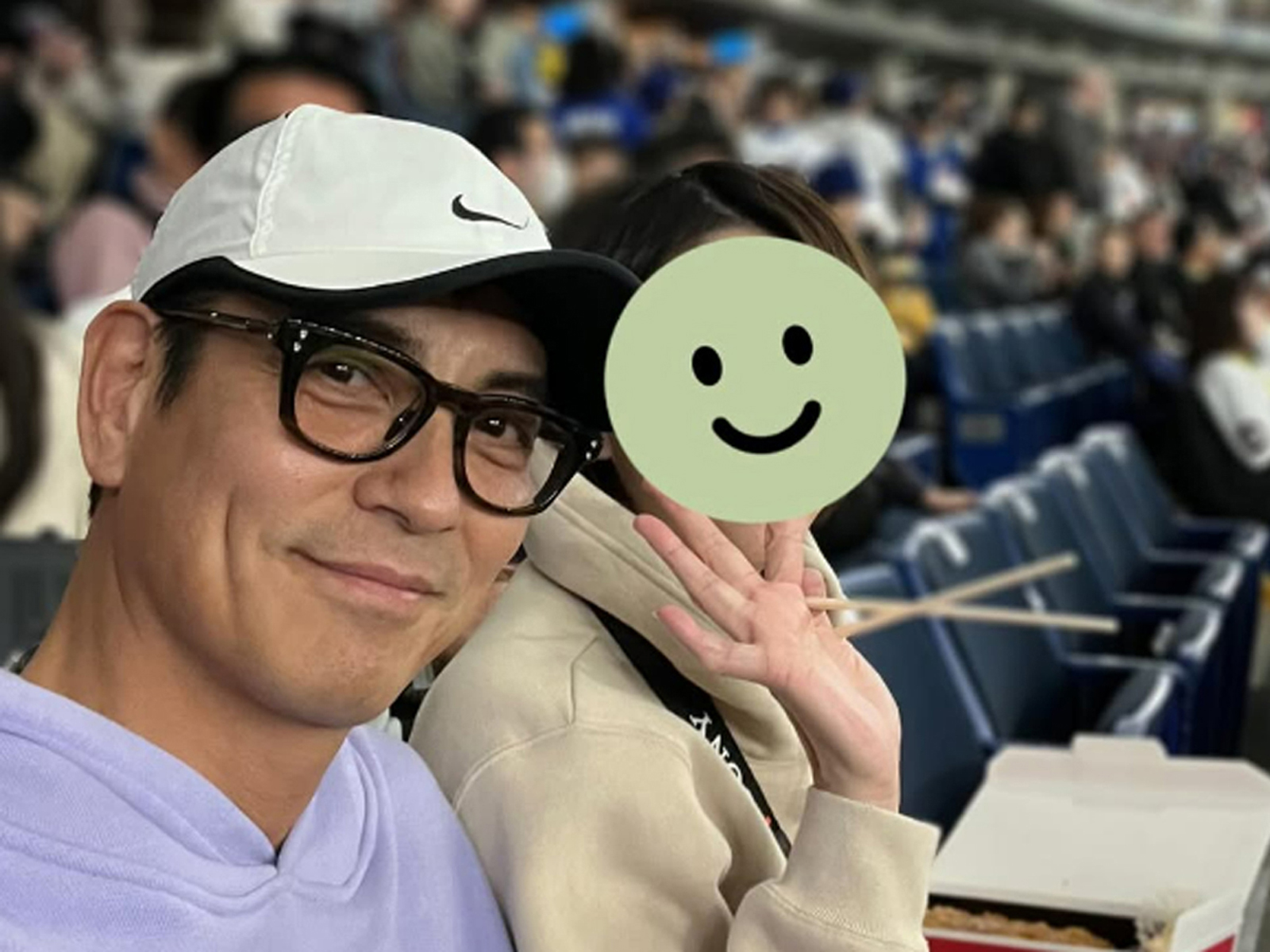 「ラブラブですね」沢村一樹、野球好き妻とのツーショット公開！ 大谷翔平今季1号ホームランに大興奮
