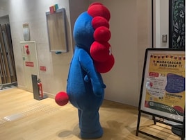 吉村府知事、哀愁漂うミャクミャクの後ろ姿を公開「じわる笑」「賃金安いとか？」と話題