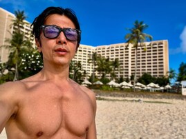 「ヤバすぎる」52歳人気俳優、胸板際立つムキムキの肉体美「素晴らしく仕上がってますね！」「カッコよすぎて」