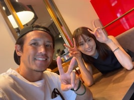 元サッカー日本代表・細貝萌、モデル美人妻の誕生日を祝福！ 「イケメン美女夫婦」「すてき」