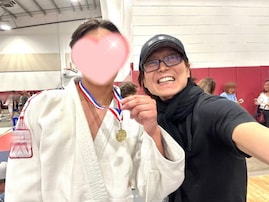 「自慢の息子さん」つんく♂、柔道大会で優勝した息子と2ショット！ 「エピソードに感動致しました」