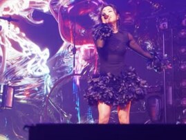 「めちゃんこドキドキする」宇多田ヒカル、美脚際立つライブショットにファン歓喜！「とってもきれい」