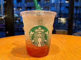 【スタバ新作】炭酸がはじける「チラックス ソーダ」のストロベリー＆ゆずシトラス。軽食との相性も抜群