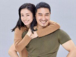 「これはアグレッシブ」上戸彩、有名写真家をバックハグ！ 「本当に嬉しそう」「仲良し兄妹みたい」
