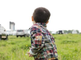 「石崎さんに、似てるー」イモトアヤコ、4歳息子の“ほぼ顔出し”最新ショットに反響！ 「大きくなりましたね」