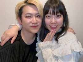 「バカ綺麗でおもろい」人気男女コンビ、女装姿で相方との密着ツーショットに「女子にしかみえん」の声